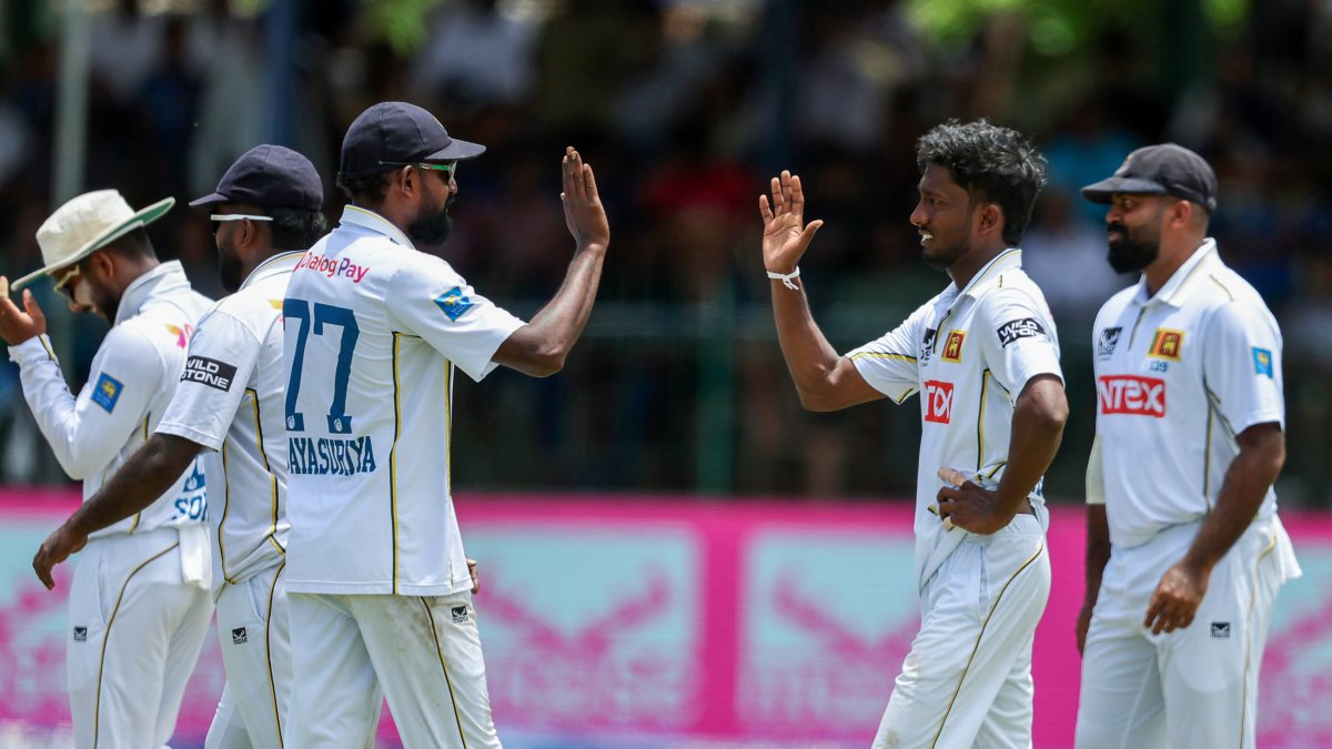 Sri Lanka players celebrate Rishabh Pant's wicket on day two