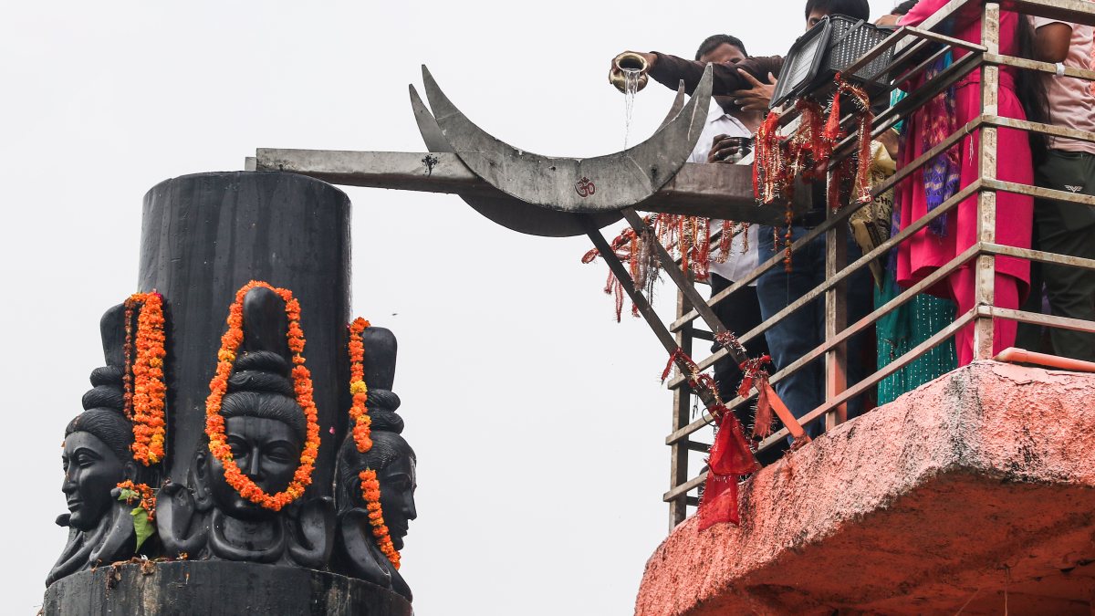 Devotees perform Jal Abhishek on last Sawan Somwari at Delhi temple