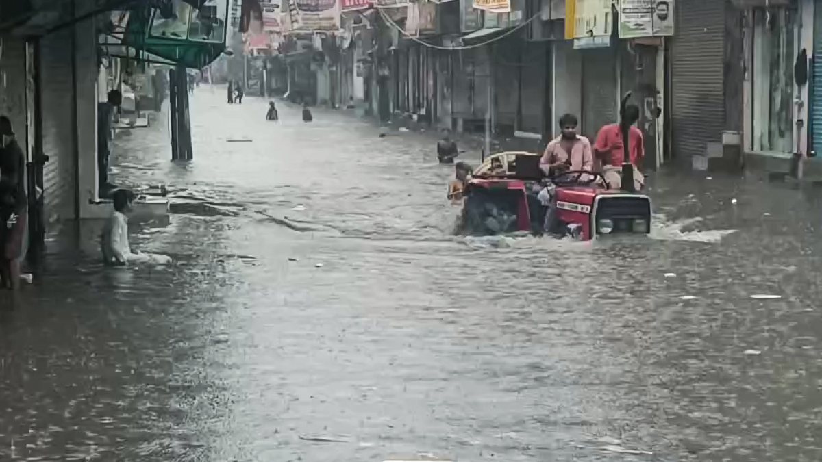 Heavy rains flood Durga Vihar market in New Delhi