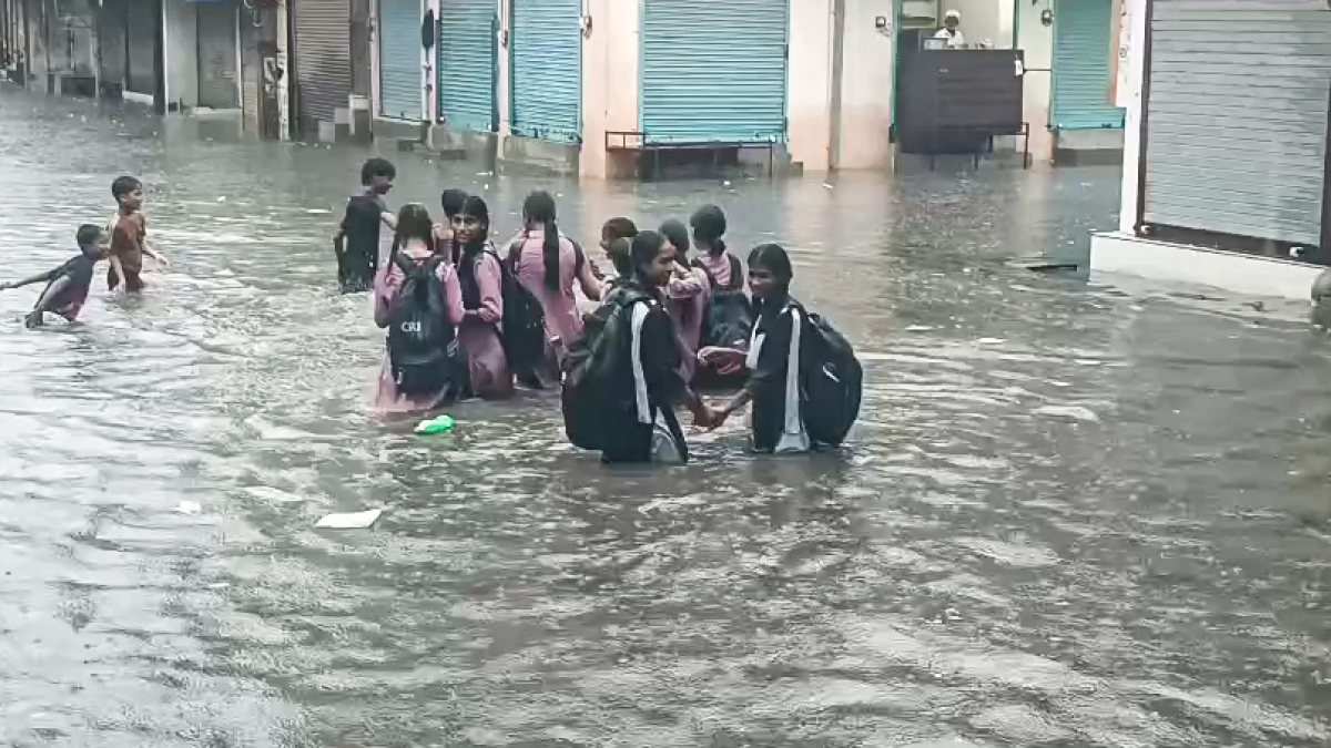 Heavy rains cause severe waterlogging in New Delhi