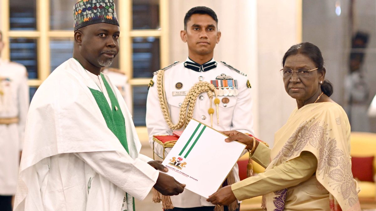 President Murmu receives credentials from Nigerian High Commissioner