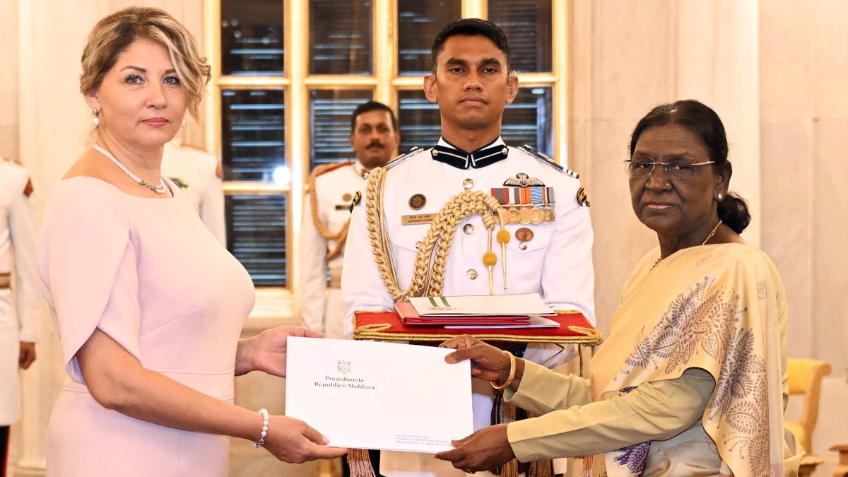 Murmu receives Moldova envoy's credentials at Rashtrapati Bhavan