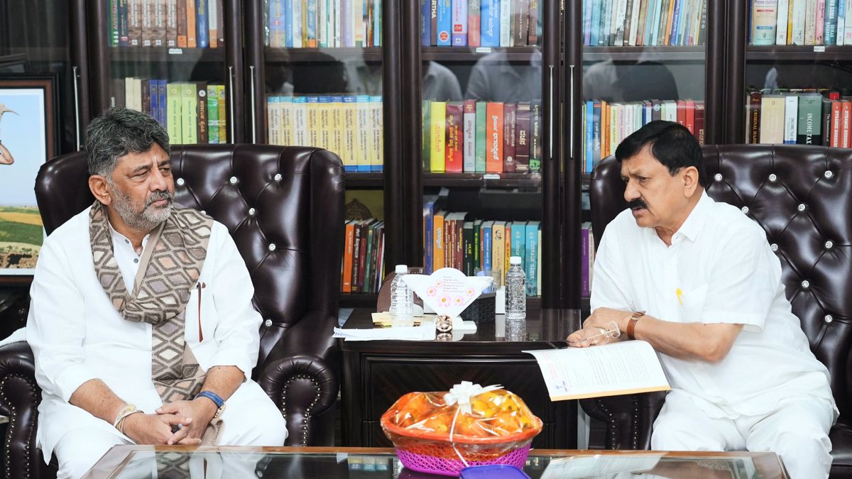 Karnataka CM Shivakumar meets sugarcane growers' delegation in Bengaluru