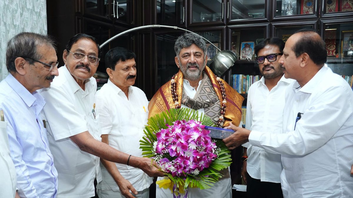 Karnataka CM Shivakumar felicitated by sugarcane growers' delegation