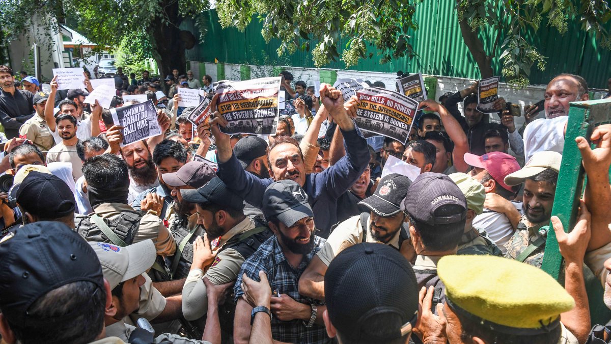 Police stop PDP protest over electricity hike in Srinagar