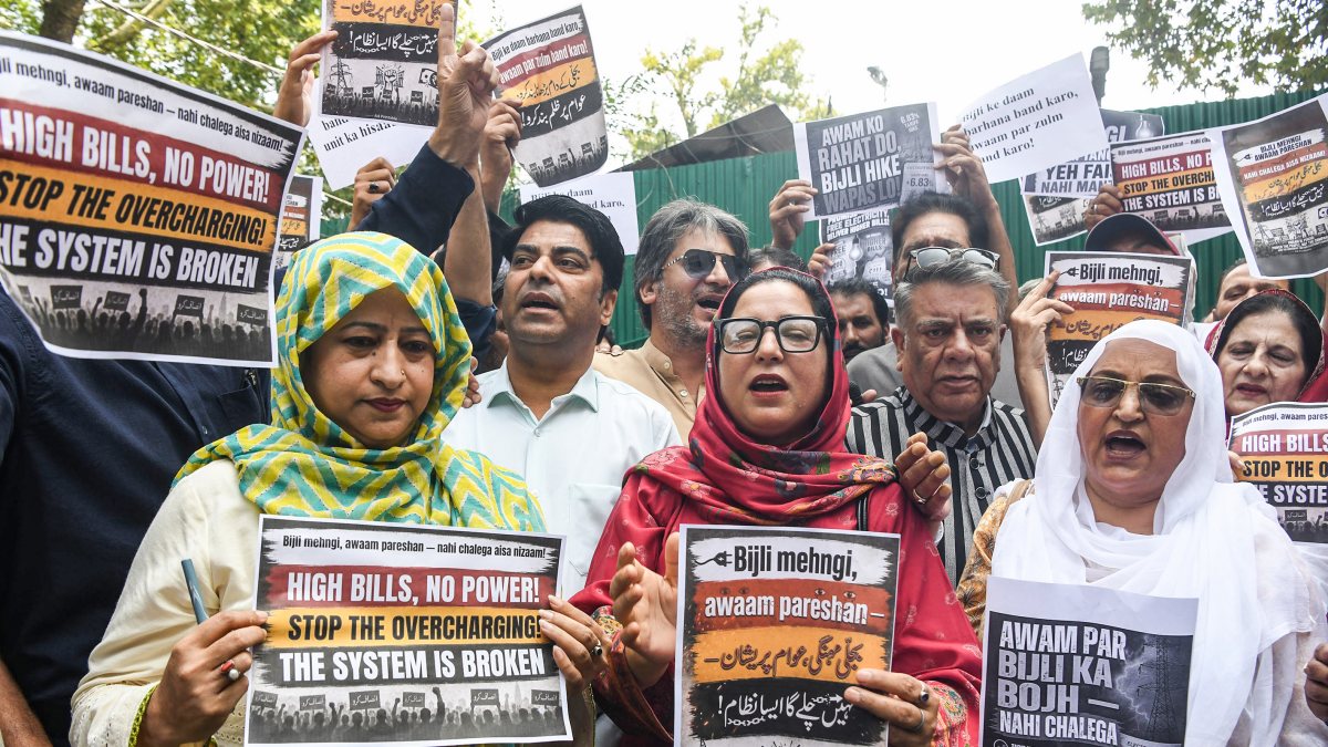 JKPDP leaders protest electricity hike in Srinagar
