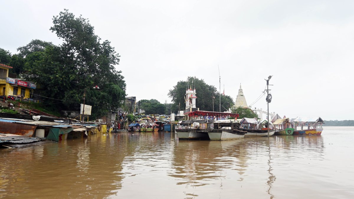 Narmada floods submerge temple and boats in Jabalpur