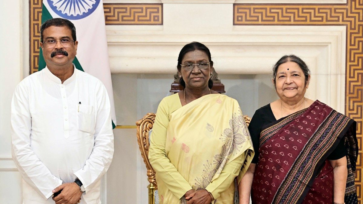 President Murmu meets Pradhan, Das at Rashtrapati Bhavan