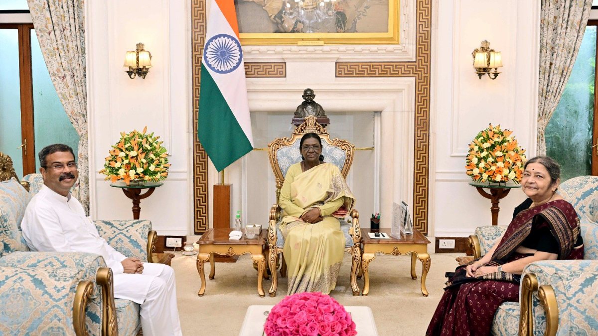 President Murmu meets Pradhan, educationist at Rashtrapati Bhavan