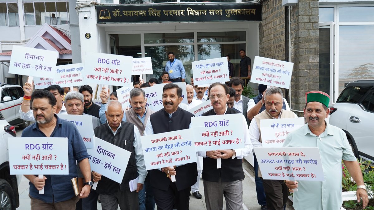 Himachal Deputy CM leads protest during Assembly session