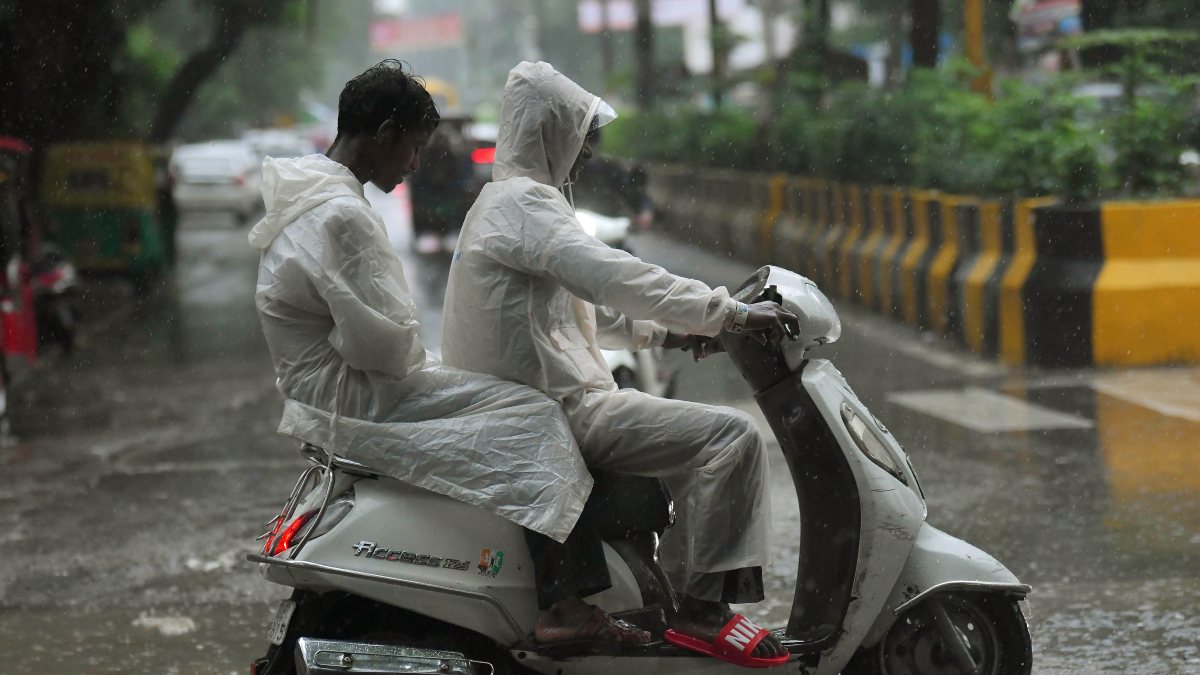 Heavy rain inundates Delhi roads, commuters wade through water