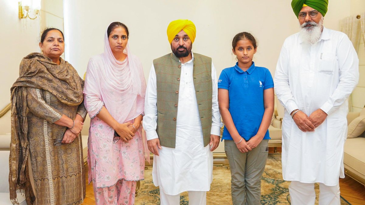 Punjab CM meets family of late kabaddi player in Firozpur