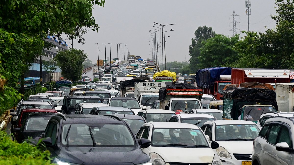 Heavy rainfall snarls traffic in New Delhi