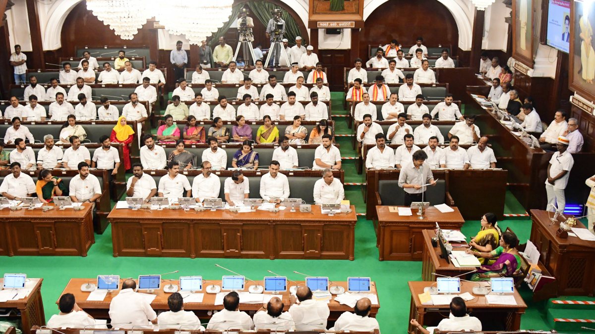 Tamil Nadu CM announces free LPG cylinders, scraps Parandur airport