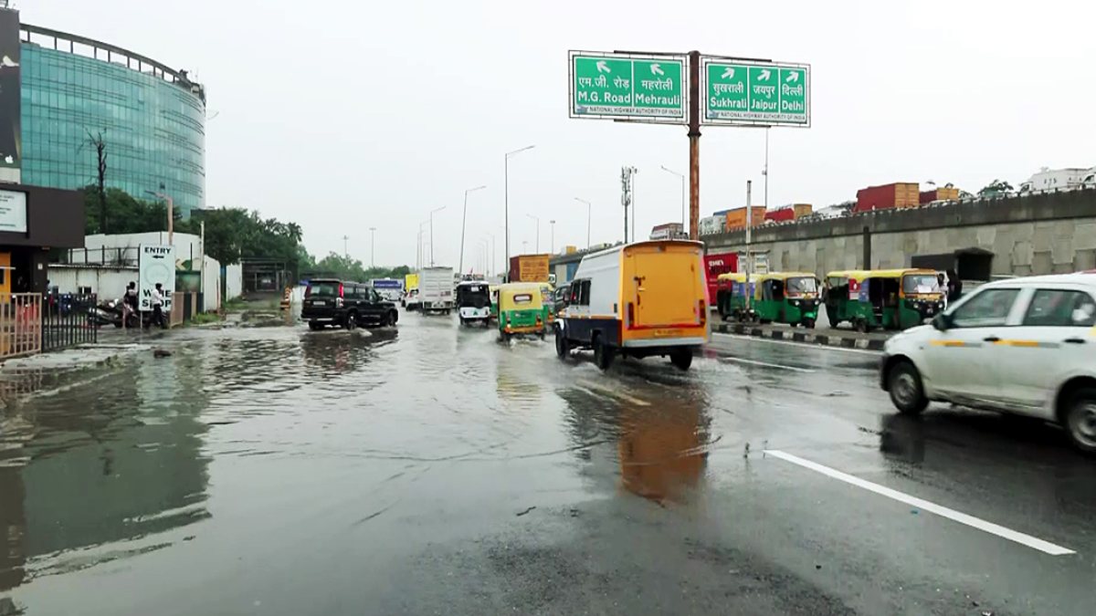 Heavy rains flood Gurugram streets, vehicles wade through waterlogged roads