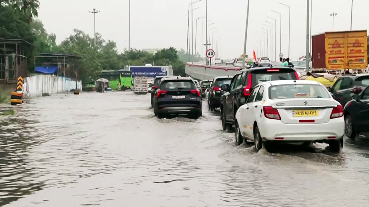 Gurugram commuters battle waterlogging at IFFCO Chowk