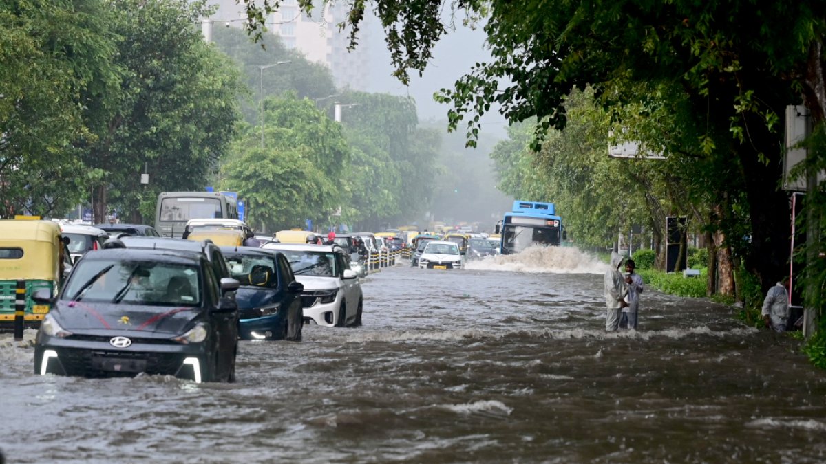 Heavy rains flood Delhi streets, commuters wade through waterlogged roads