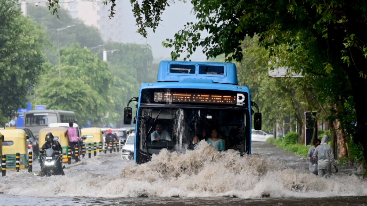Heavy rains flood Delhi streets, commuters wade through waterlogged roads