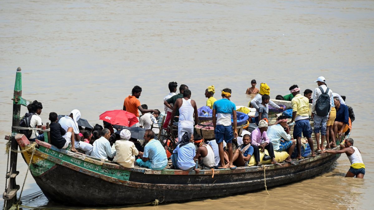Flood victims wade to safety in Patna