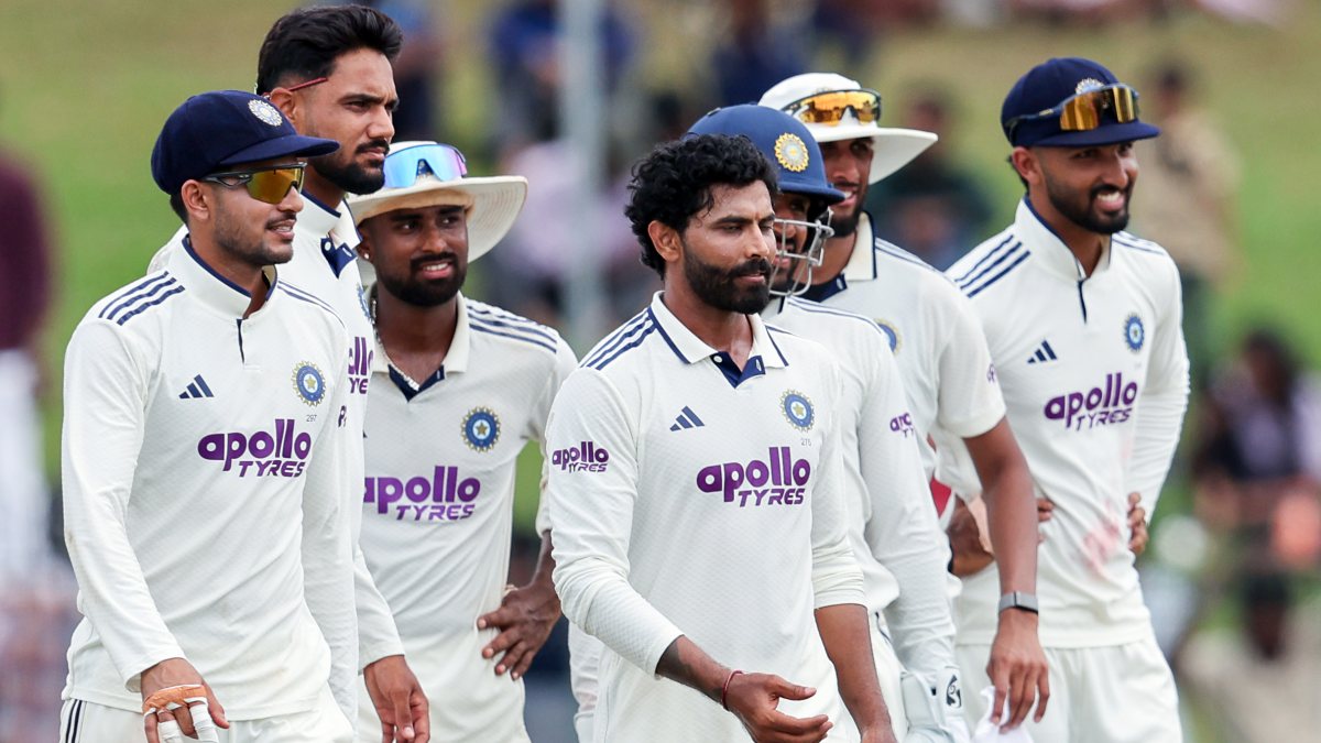 India's Jadeja and teammates celebrate Sri Lanka wicket in Colombo test