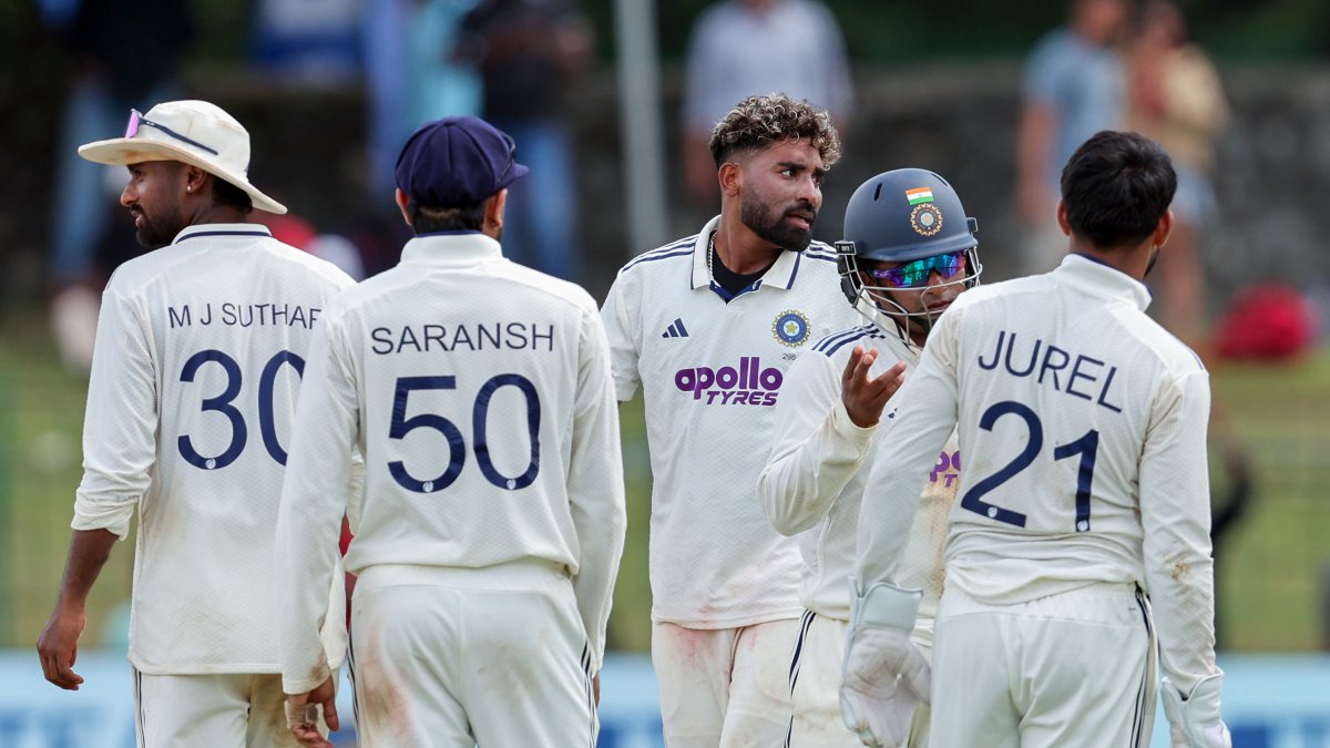 Siraj and teammates celebrate Dickwella's wicket in Colombo test