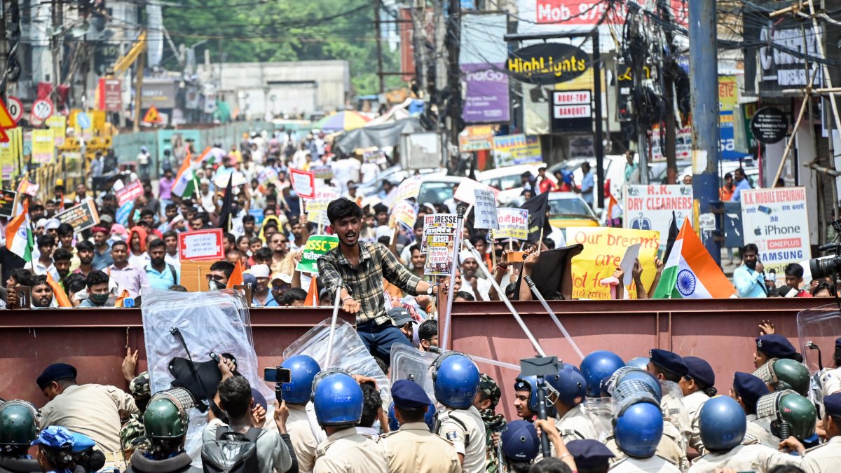 Patna students clash with police during BPSC exam protest march