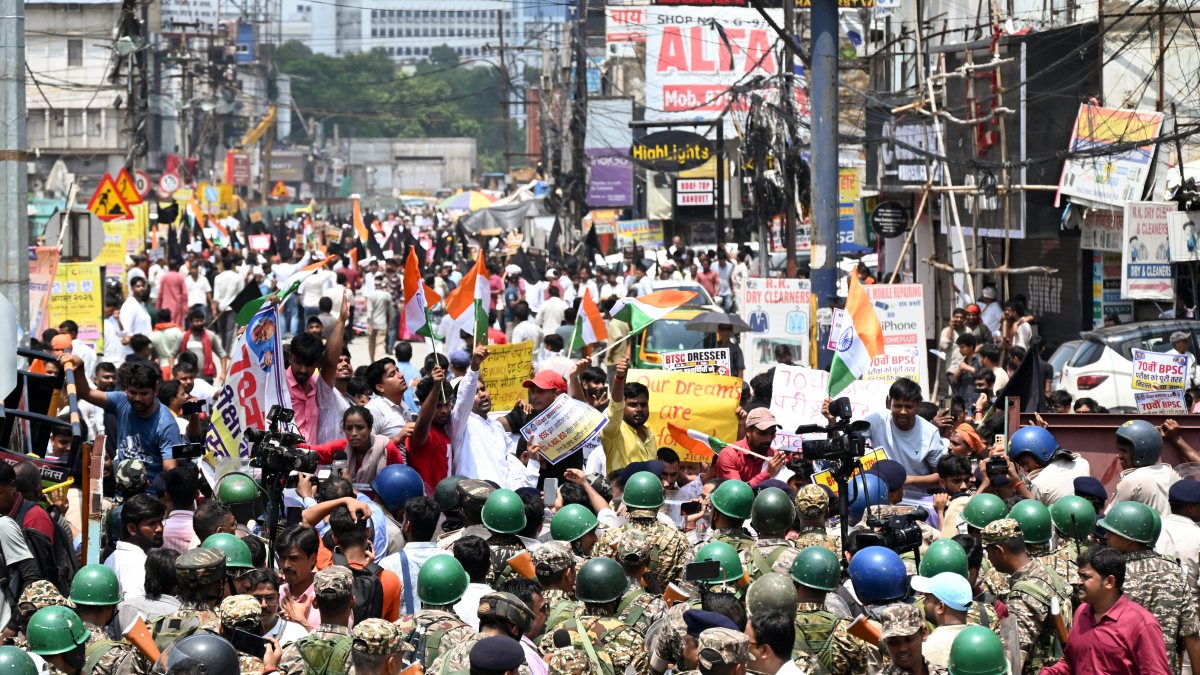 Patna students clash with police during BPSC exam protest march