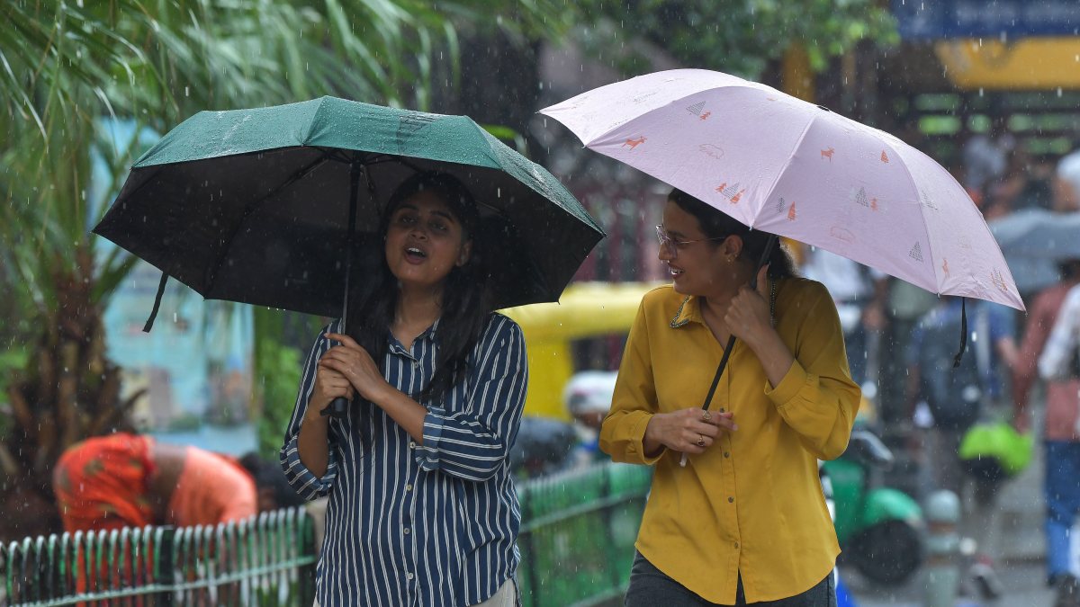 Rain lashes New Delhi as commuters brave downpour near Kartavya Path