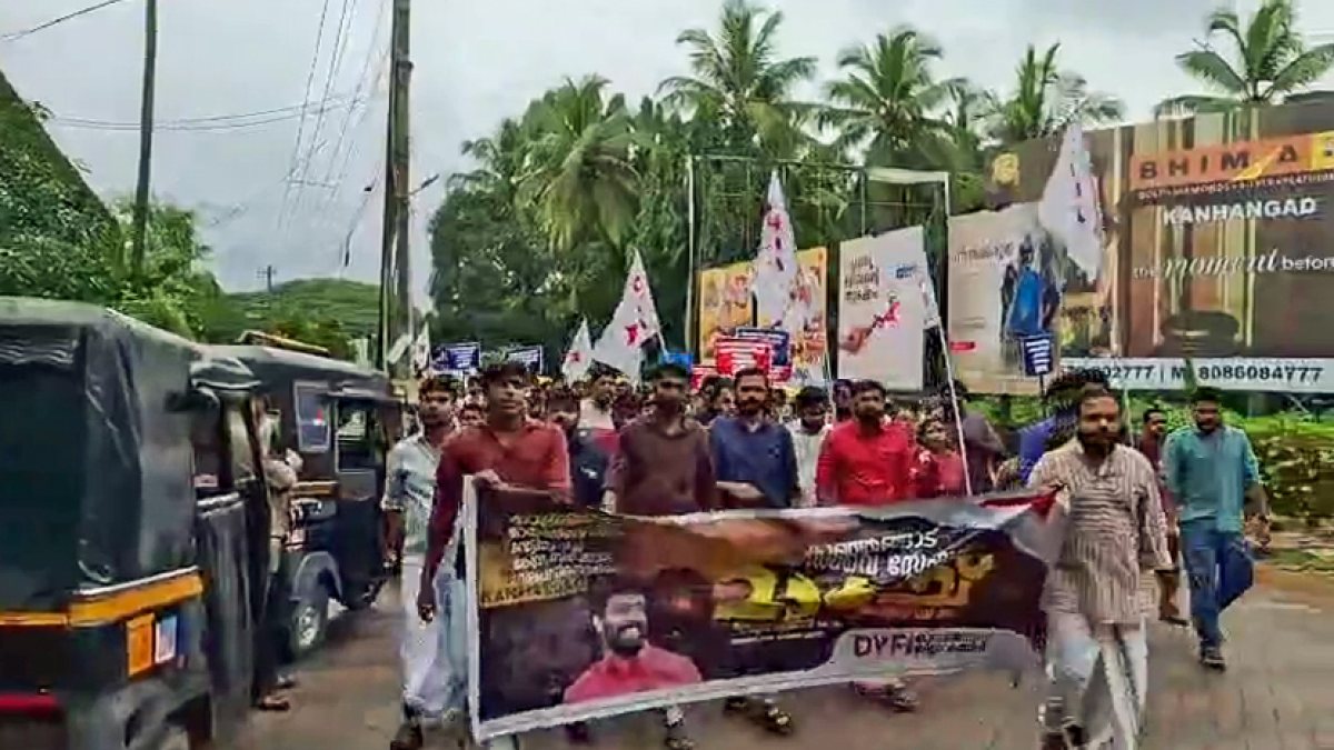 DYFI marches against Palakkad railway division split in Kasaragod