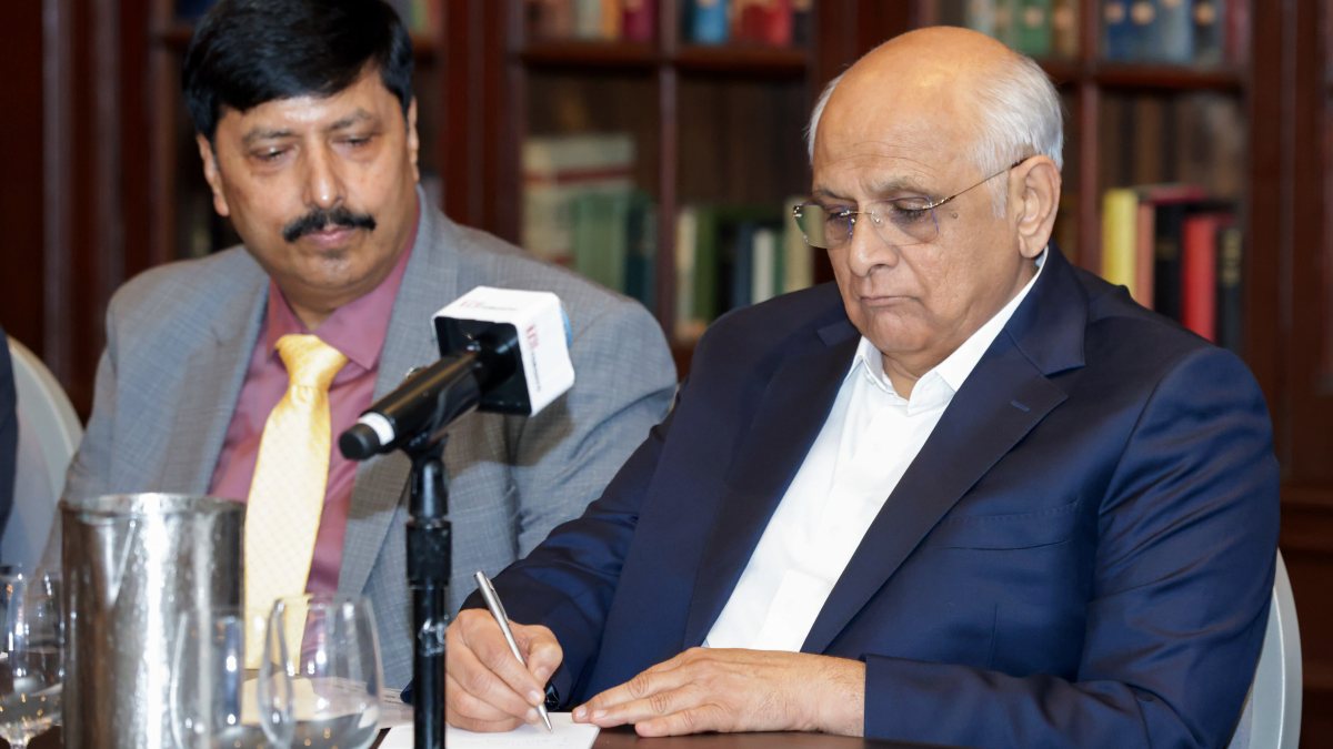 Gujarat CM meets Toronto entrepreneurs, startups