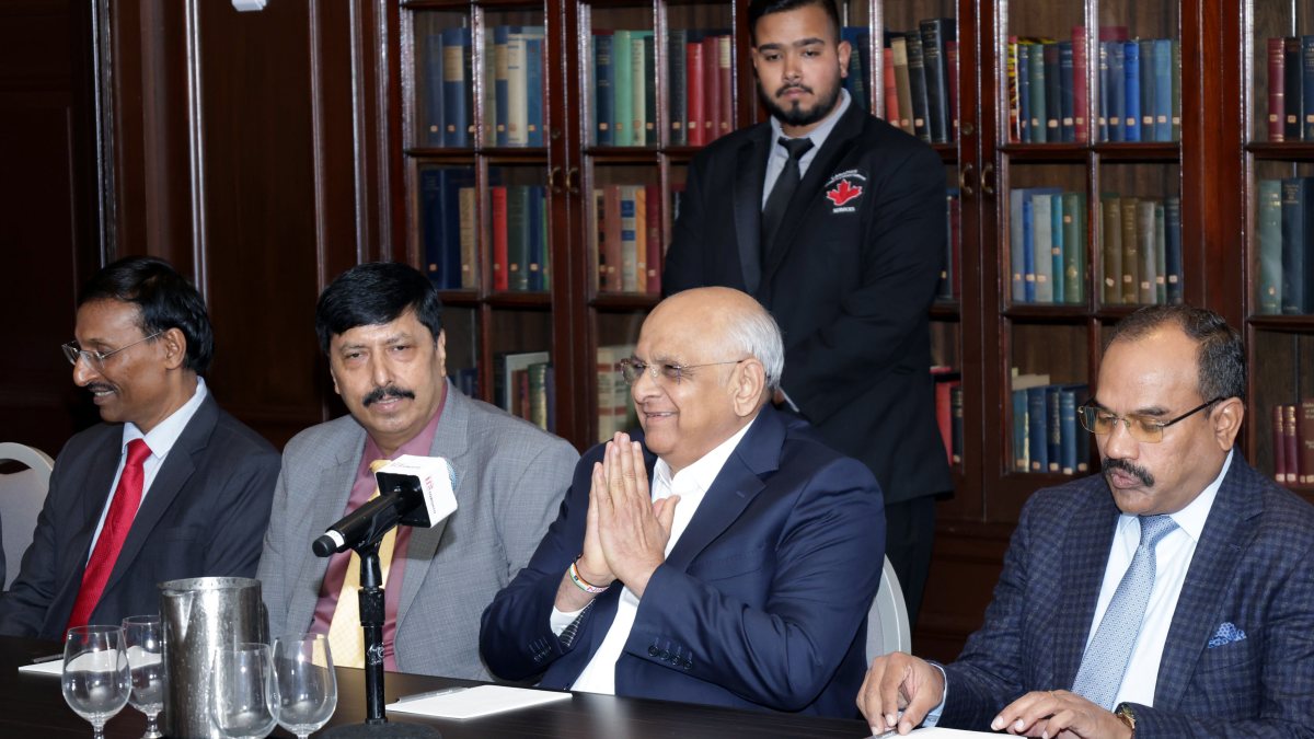 Gujarat CM meets Toronto entrepreneurs, startups