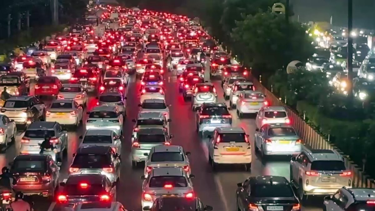 Noida expressway sees traffic snarl amid heavy rain