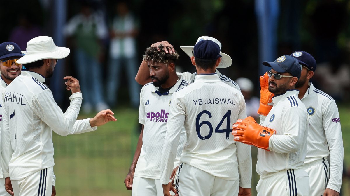 India's Siraj and teammates celebrate Sri Lanka wicket on day 4