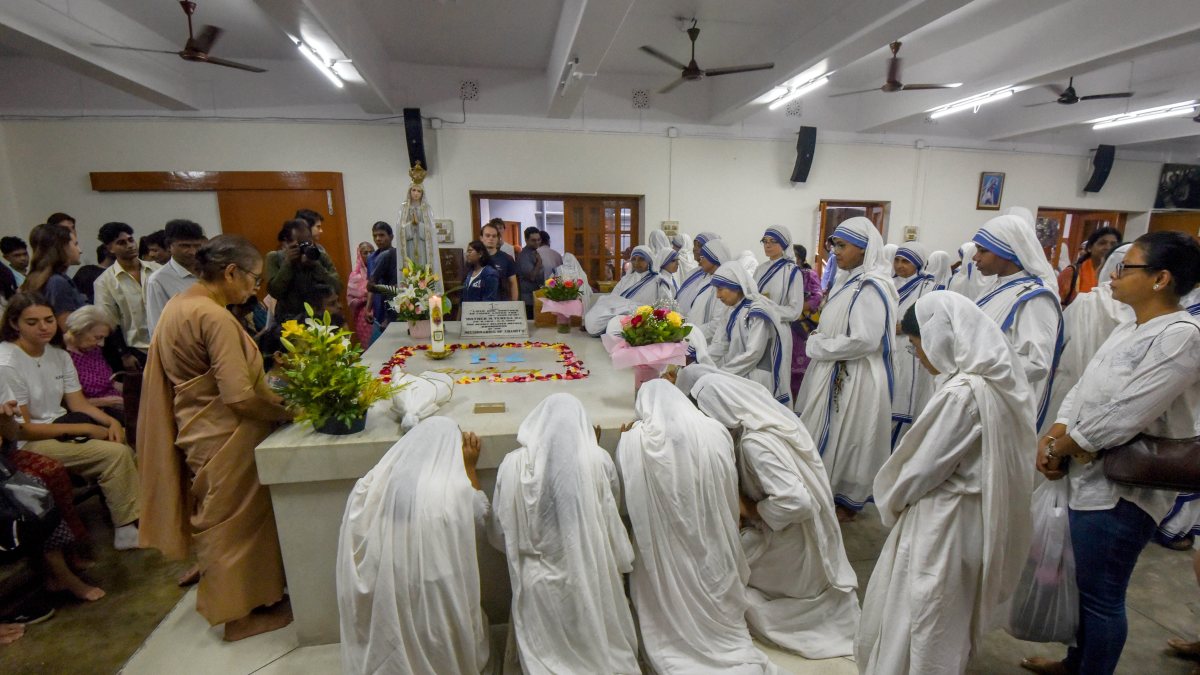 Nuns pay homage at Mother Teresa birth anniversary in Kolkata