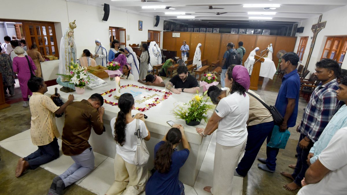 Devotees honour Mother Teresa on 116th birth anniversary in Kolkata