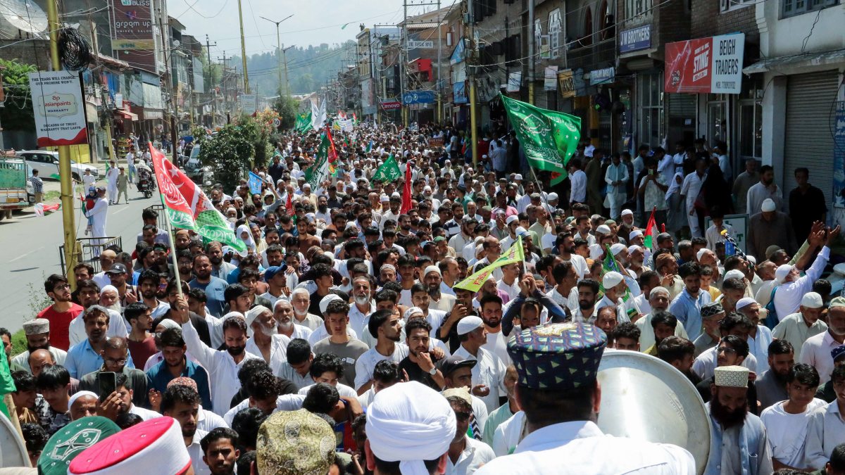 Muslim devotees join Eid-e-Milad procession in Anantnag