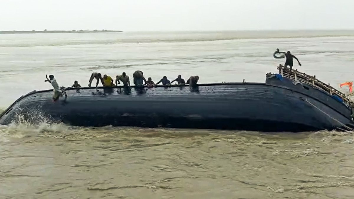 Boat capsizes in Ganga during embankment work in Bhagalpur