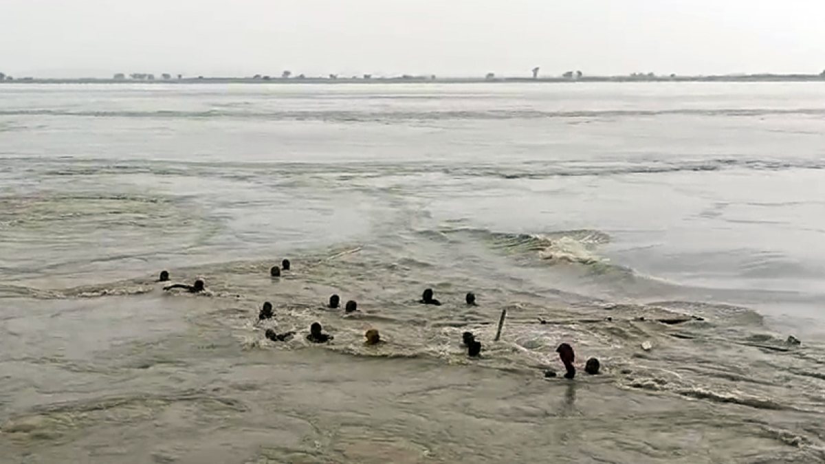 Boat capsizes during embankment work in Bhagalpur, workers struggle
