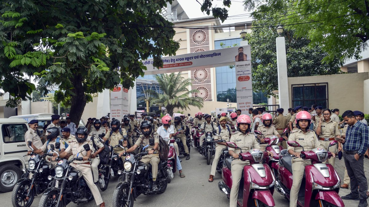 Bihar CM flags off 4,700 scooters for Police Didi brigade