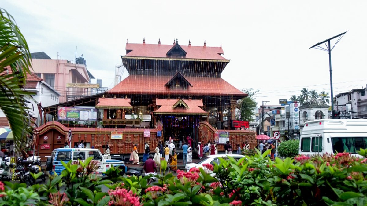 Devotees throng Sree Padmanabhaswamy Temple on Thiruvonam day