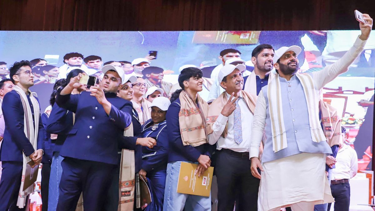 Haryana CM Saini clicks selfie with CWG 2026 winners