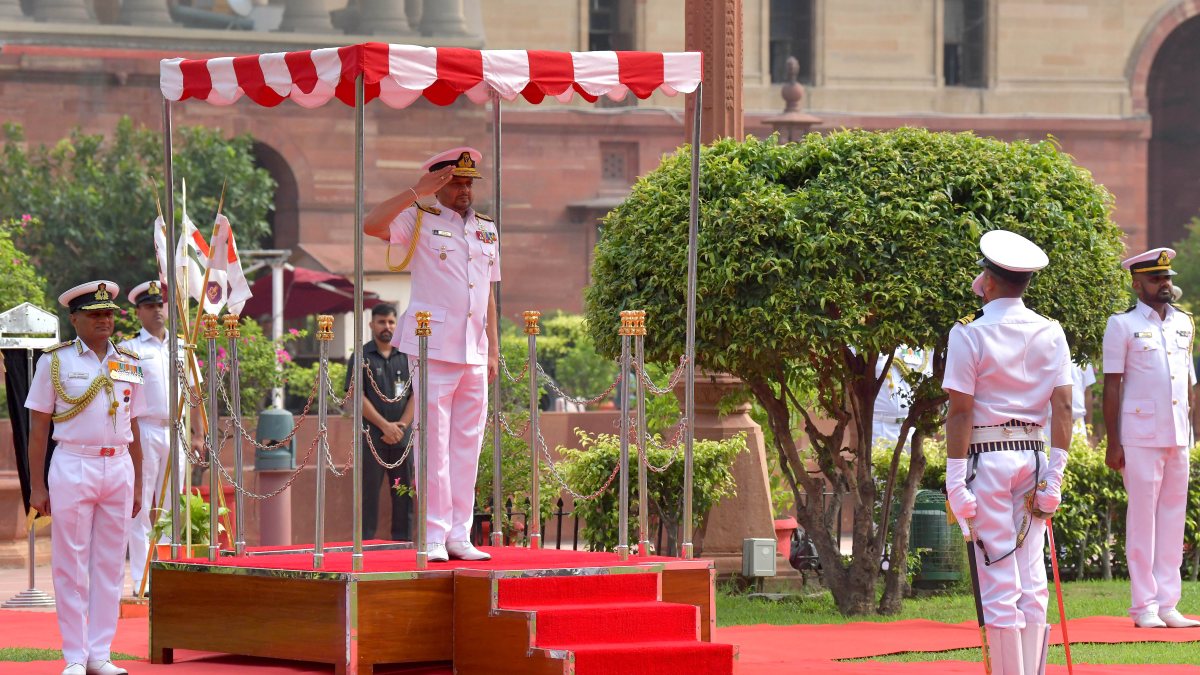 Sri Lankan Navy chief receives guard of honour in New Delhi