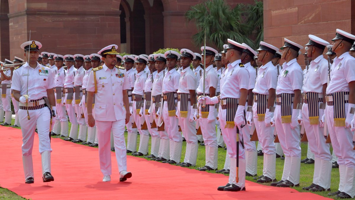 Sri Lankan Navy chief inspects guard of honour in New Delhi