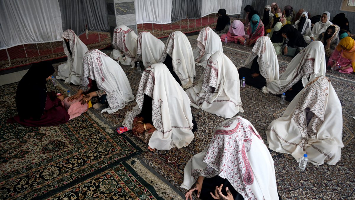 Muslim brides attend mass marriage ceremony in Srinagar