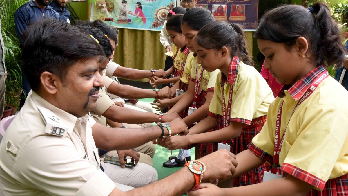 Students tie rakhis on Patna police ahead of festival