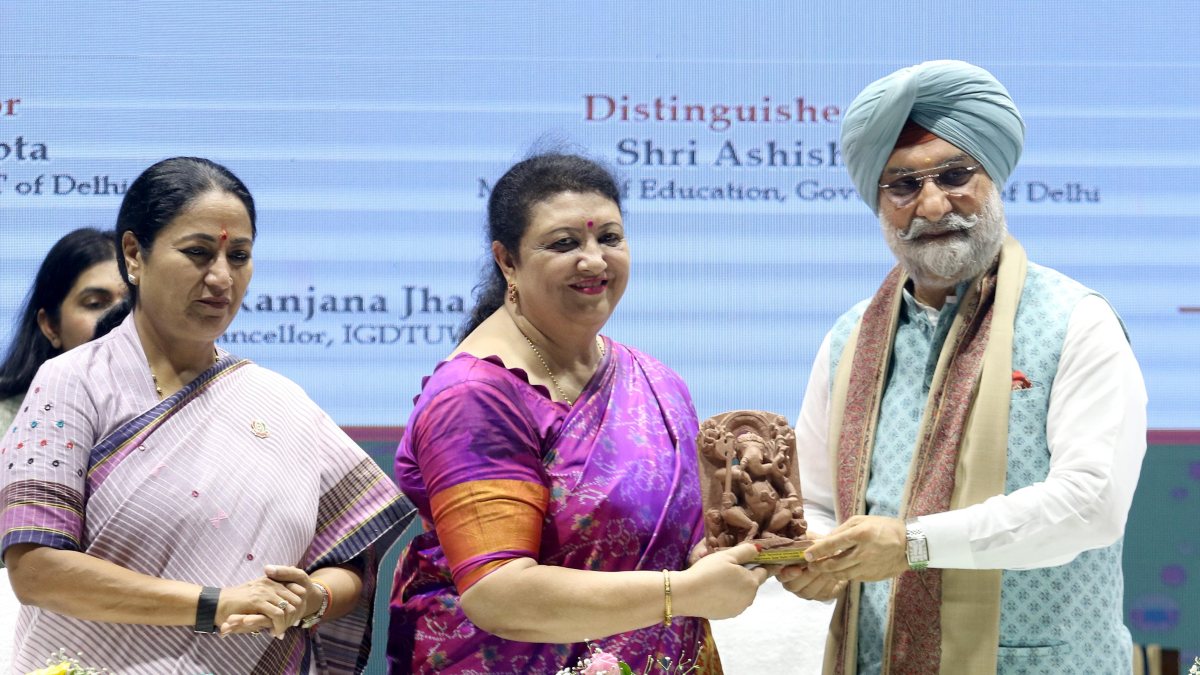 VC felicitates LG at IGD-TUW induction ceremony