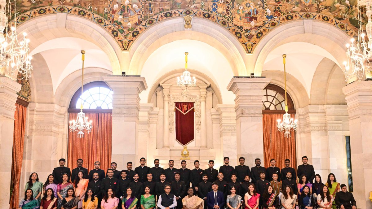President Murmu meets IFS officer trainees at Rashtrapati Bhavan