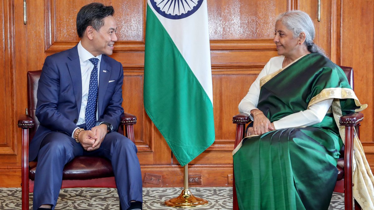 Sitharaman meets CIBC Bank MD Wayne Lee in Toronto