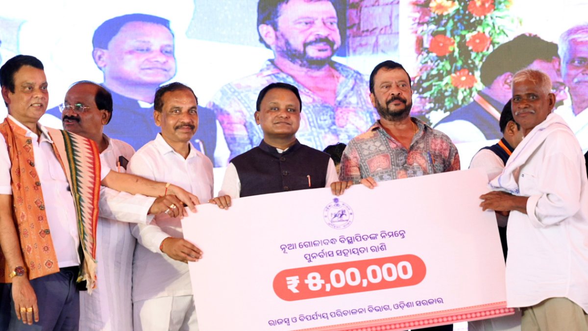 Odisha CM hands cheque at Dhabaleswar Temple event