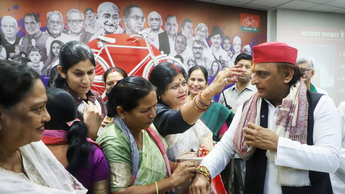 Akhilesh Yadav gets Rakhi from party workers in Lucknow